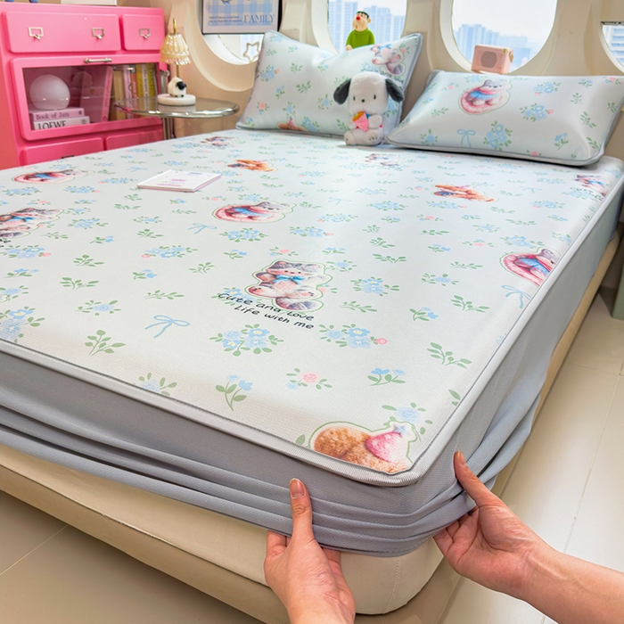 91家纺网 家纺一手货源 找家纺 丝羽坊 2026新款小版印花碳光冰丝凉席床笠款 猫叙花间