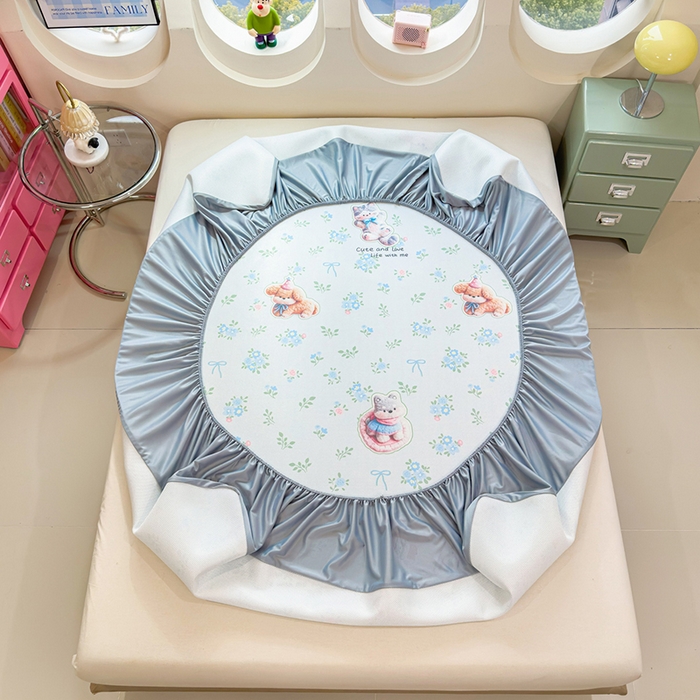 91家纺网 家纺一手货源 找家纺 丝羽坊 2026新款小版印花碳光冰丝凉席床笠款 猫叙花间