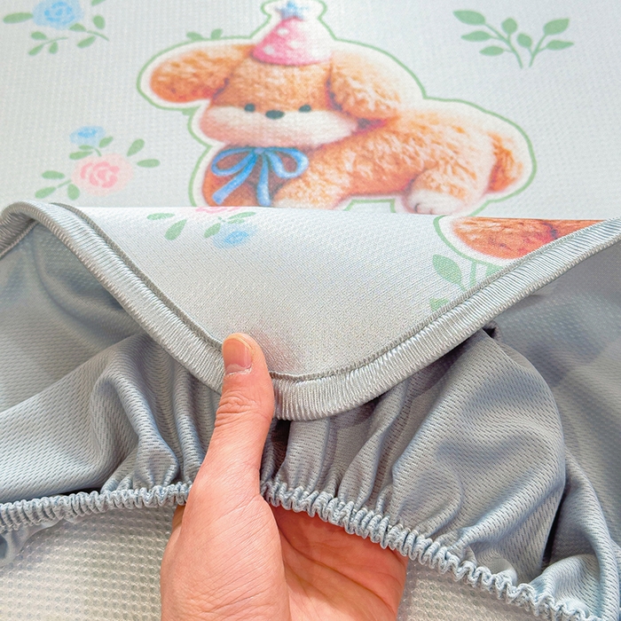 91家纺网 家纺一手货源 找家纺 丝羽坊 2026新款小版印花碳光冰丝凉席床笠款 猫叙花间