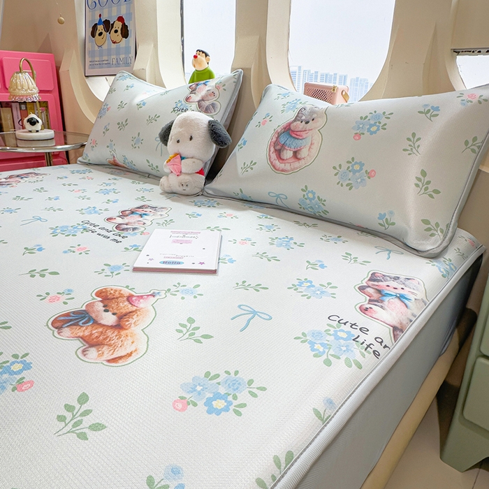 91家纺网 家纺一手货源 找家纺 丝羽坊 2026新款小版印花碳光冰丝凉席床笠款 猫叙花间