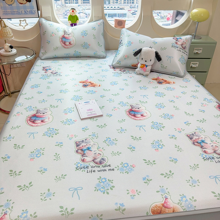 91家纺网 家纺一手货源 找家纺 丝羽坊 2026新款小版印花碳光冰丝凉席床笠款 猫叙花间