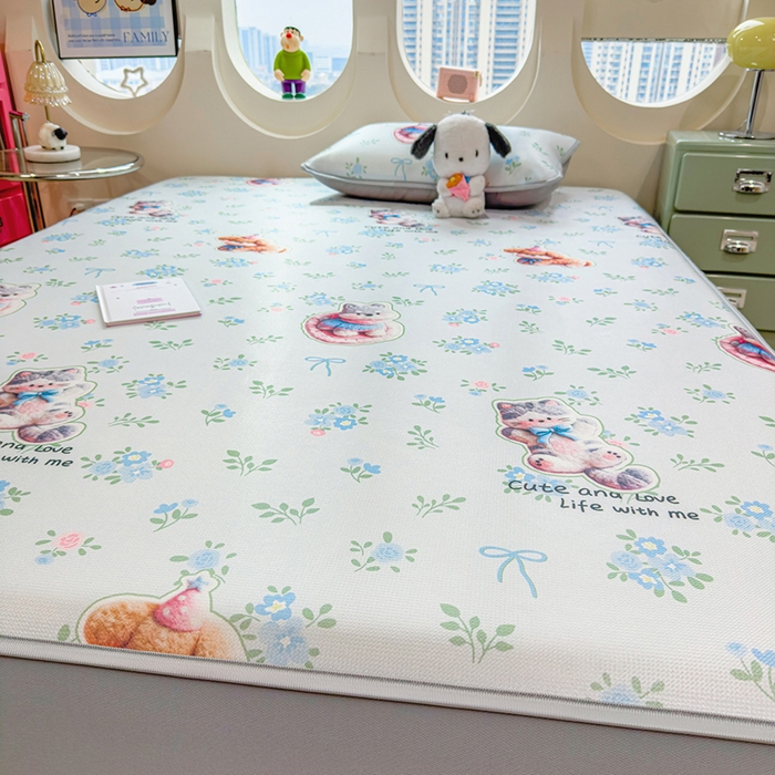 91家纺网 家纺一手货源 找家纺 丝羽坊 2026新款小版印花碳光冰丝凉席床笠款 猫叙花间