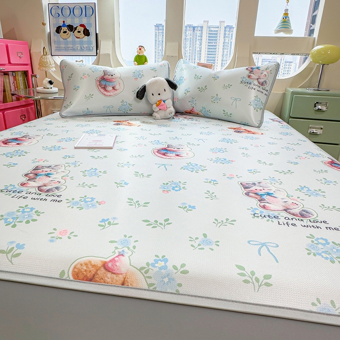 91家纺网 家纺一手货源 找家纺 丝羽坊 2026新款小版印花碳光冰丝凉席床笠款 猫叙花间