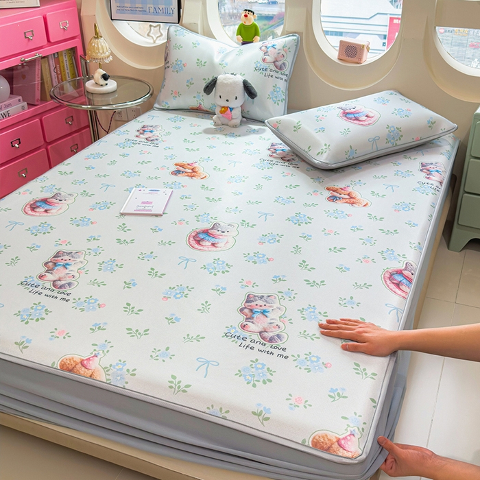 91家纺网 家纺一手货源 找家纺 丝羽坊 2026新款小版印花碳光冰丝凉席床笠款 猫叙花间