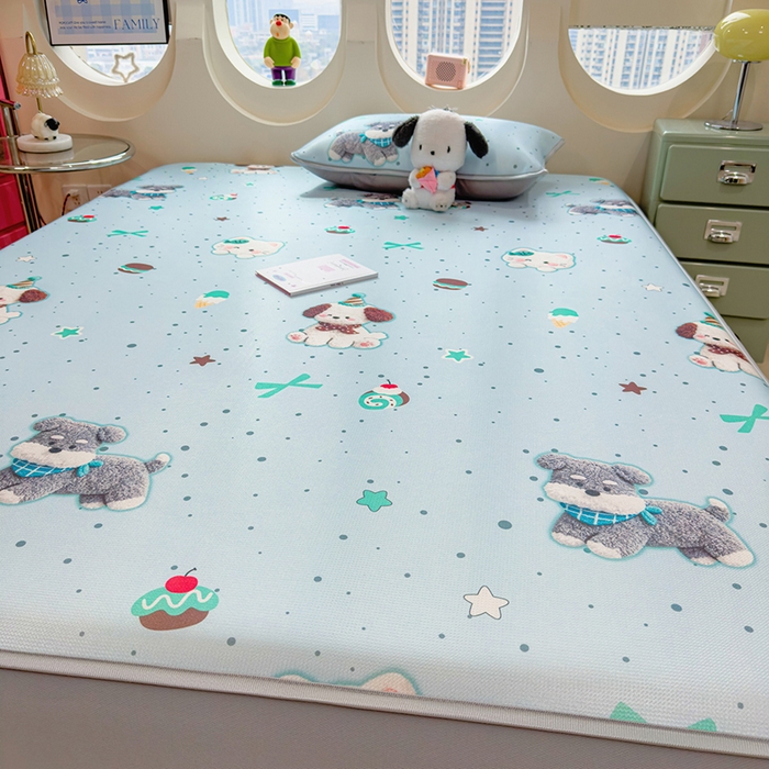 91家纺网 家纺一手货源 找家纺 丝羽坊 2026新款小版印花碳光冰丝凉席床笠款 小犬时光