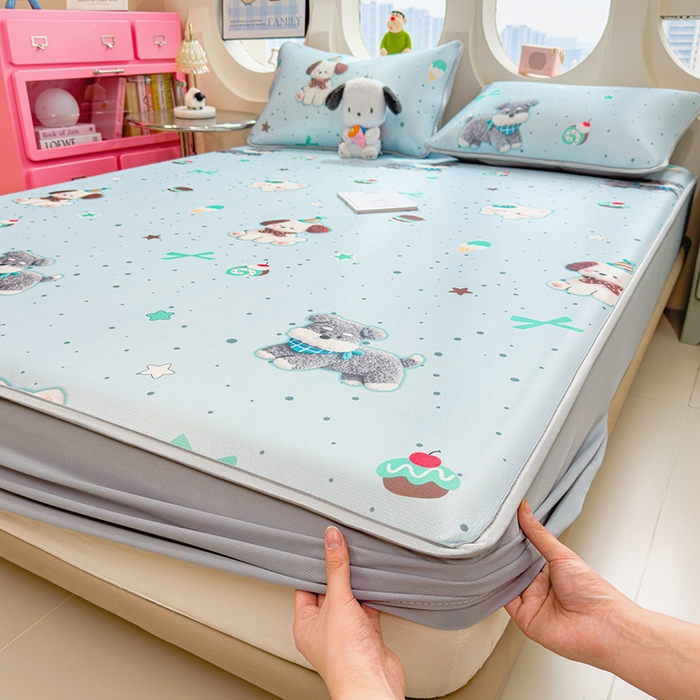 91家纺网 家纺一手货源 找家纺 丝羽坊 2026新款小版印花碳光冰丝凉席床笠款 小犬时光