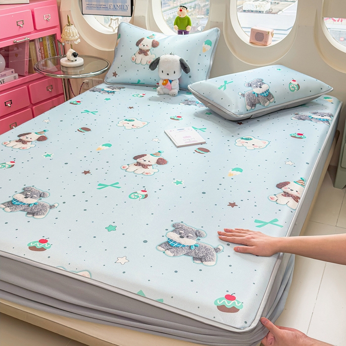 91家纺网 家纺一手货源 找家纺 丝羽坊 2026新款小版印花碳光冰丝凉席床笠款 小犬时光