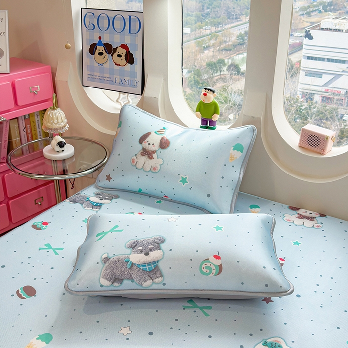 91家纺网 家纺一手货源 找家纺 丝羽坊 2026新款小版印花碳光冰丝凉席床笠款 小犬时光