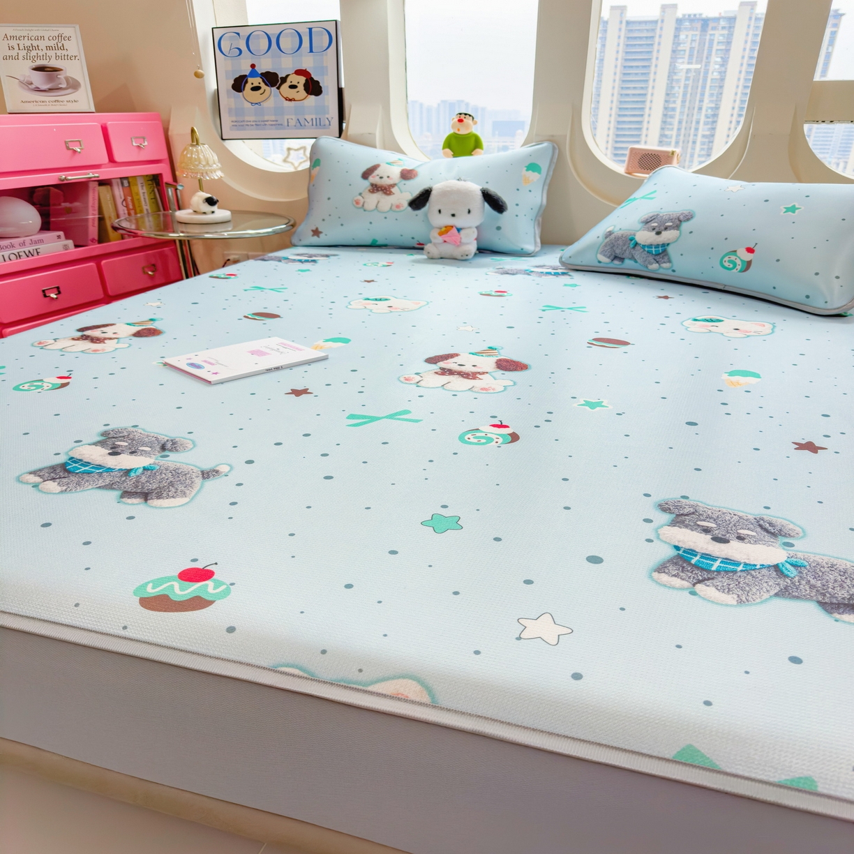 91家纺网 家纺一手货源 找家纺 丝羽坊 2026新款小版印花碳光冰丝凉席床笠款 小犬时光