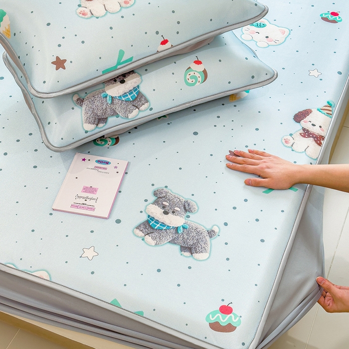 91家纺网 家纺一手货源 找家纺 丝羽坊 2026新款小版印花碳光冰丝凉席床笠款 小犬时光