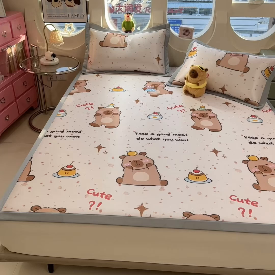 91家纺网 家纺一手货源 找家纺 丝羽坊 2026新款小版印花碳光冰丝凉席床笠款 小犬时光