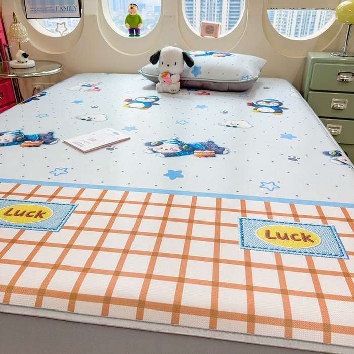 91家纺网 家纺一手货源 找家纺 丝羽坊 2026新款小版印花碳光冰丝凉席床笠款 幸运企鹅