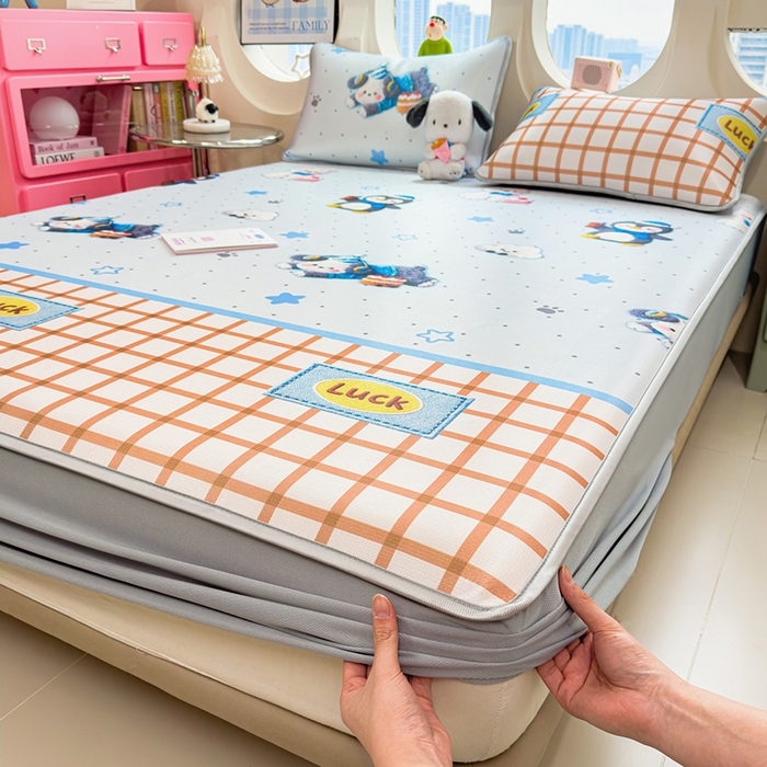 91家纺网 家纺一手货源 找家纺 丝羽坊 2026新款小版印花碳光冰丝凉席床笠款 幸运企鹅