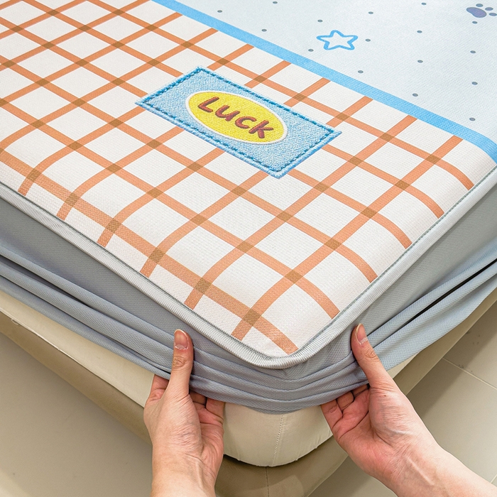 91家纺网 家纺一手货源 找家纺 丝羽坊 2026新款小版印花碳光冰丝凉席床笠款 幸运企鹅