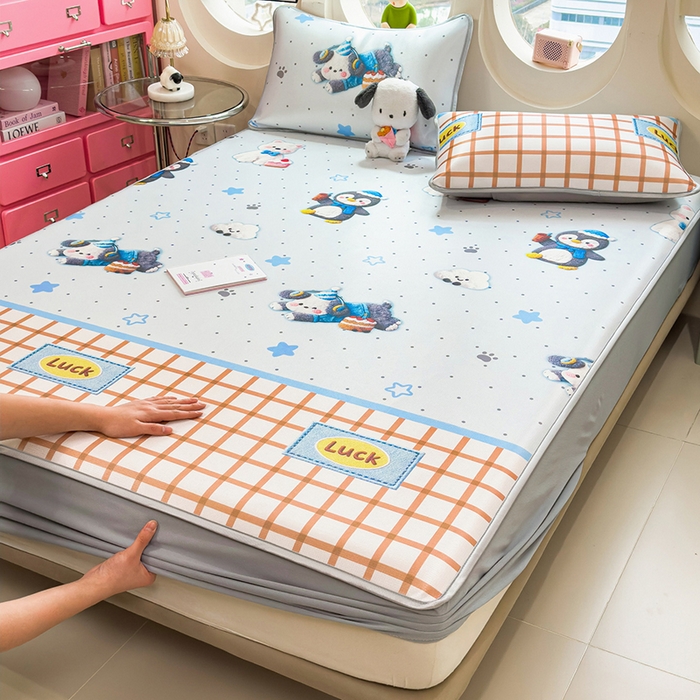 91家纺网 家纺一手货源 找家纺 丝羽坊 2026新款小版印花碳光冰丝凉席床笠款 幸运企鹅