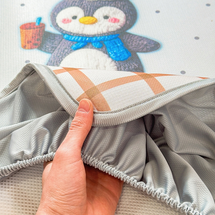 91家纺网 家纺一手货源 找家纺 丝羽坊 2026新款小版印花碳光冰丝凉席床笠款 幸运企鹅