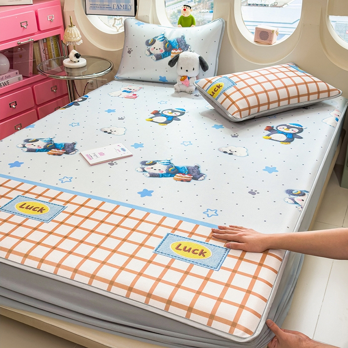 91家纺网 家纺一手货源 找家纺 丝羽坊 2026新款小版印花碳光冰丝凉席床笠款 幸运企鹅