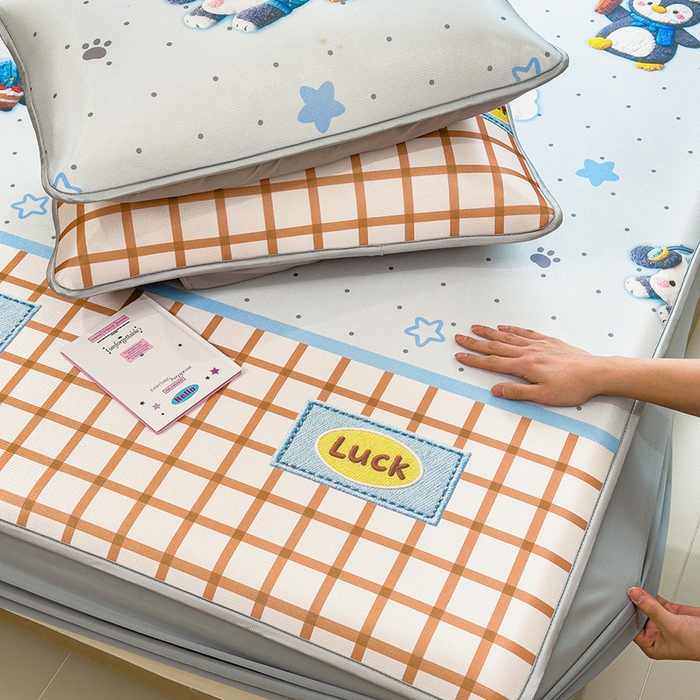 91家纺网 家纺一手货源 找家纺 丝羽坊 2026新款小版印花碳光冰丝凉席床笠款 幸运企鹅