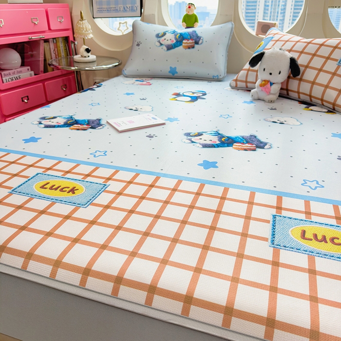 91家纺网 家纺一手货源 找家纺 丝羽坊 2026新款小版印花碳光冰丝凉席床笠款 幸运企鹅