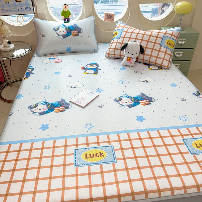 91家纺网 家纺一手货源 找家纺 丝羽坊 2026新款小版印花碳光冰丝凉席床笠款 幸运企鹅