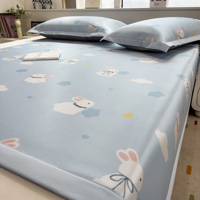 91家纺网 家纺一手货源 找家纺 丝羽坊 2026新款小版印花碳光冰丝凉席平铺款 兔宝