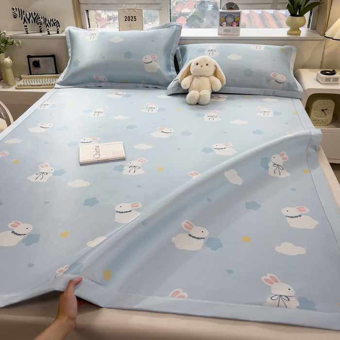 91家纺网 家纺一手货源 找家纺 丝羽坊 2026新款小版印花碳光冰丝凉席平铺款 兔宝