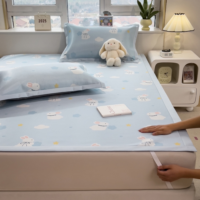 91家纺网 家纺一手货源 找家纺 丝羽坊 2026新款小版印花碳光冰丝凉席平铺款 兔宝