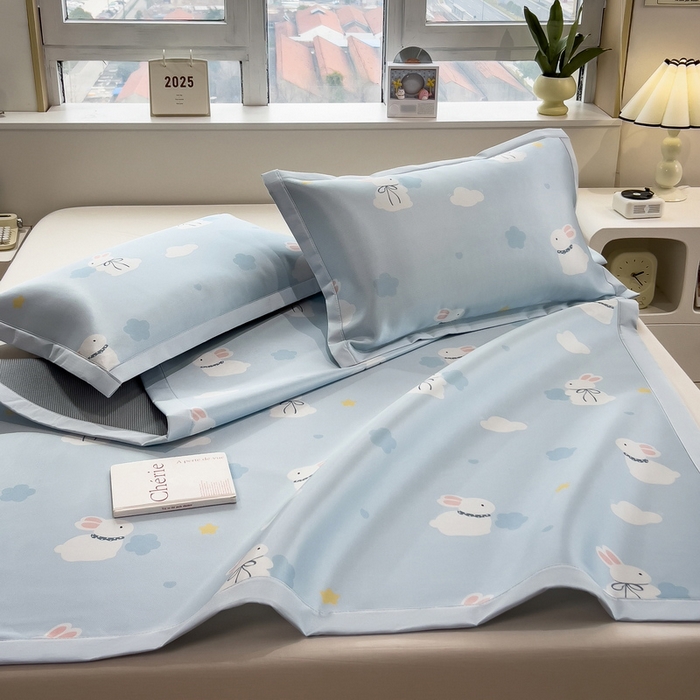 91家纺网 家纺一手货源 找家纺 丝羽坊 2026新款小版印花碳光冰丝凉席平铺款 兔宝