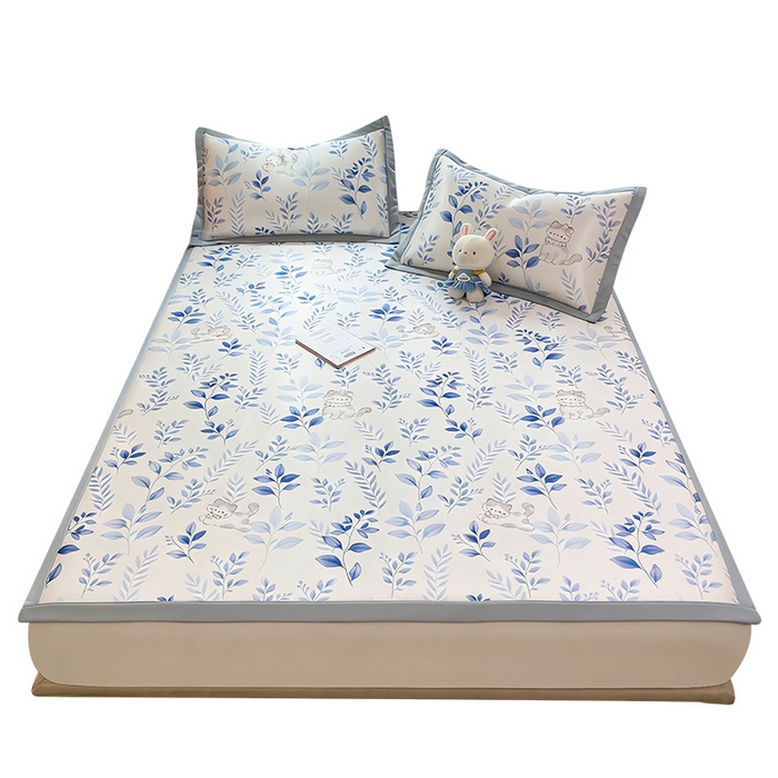 91家纺网 家纺一手货源 找家纺 丝羽坊 2026新款小版印花碳光冰丝凉席平铺款 云漫花絮