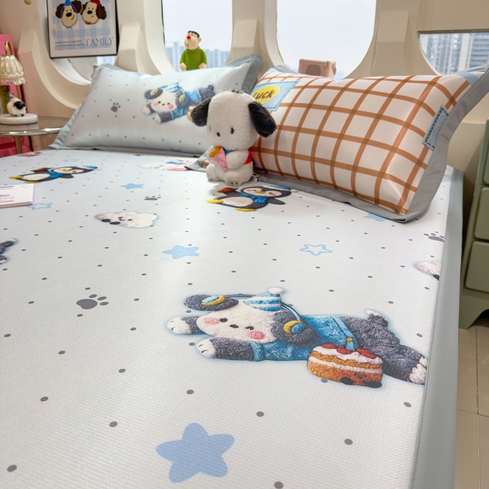 91家纺网 家纺一手货源 找家纺 丝羽坊 2026新款小版印花碳光冰丝凉席平铺款 幸运企鹅