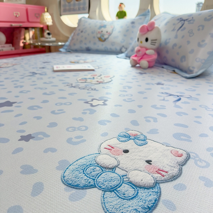 91家纺网 家纺一手货源 找家纺 丝羽坊 2026新款小版印花碳光冰丝凉席平铺款 兔猫集