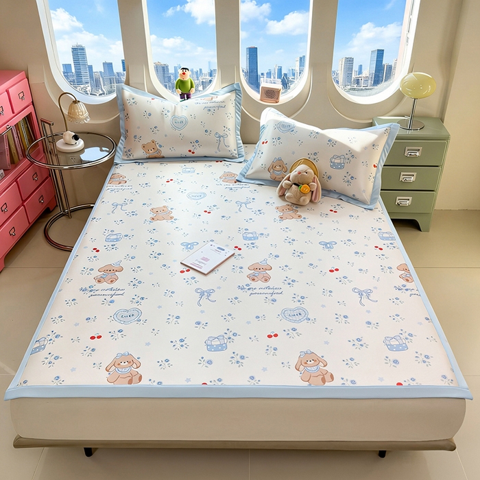 91家纺网 家纺一手货源 找家纺 丝羽坊 2026新款小版印花碳光冰丝凉席平铺款 蓝花熊语