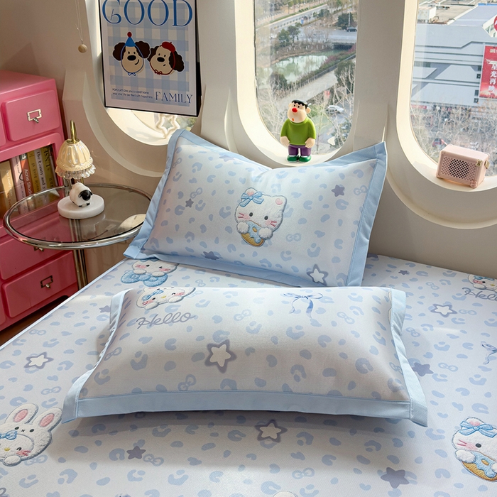 91家纺网 家纺一手货源 找家纺 丝羽坊 2026新款小版印花碳光冰丝凉席平铺款 兔猫集