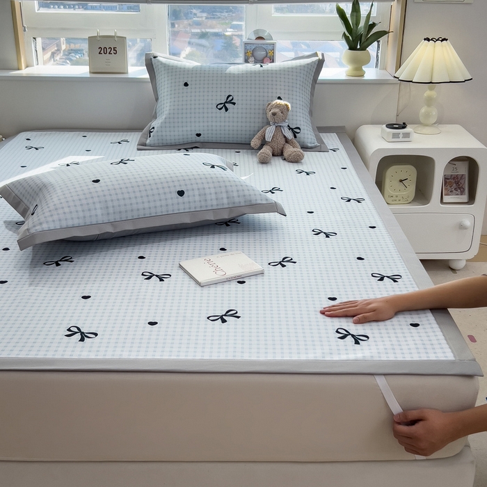 91家纺网 家纺一手货源 找家纺 丝羽坊 2026新款小版印花碳光冰丝凉席平铺款 黑蝴蝶