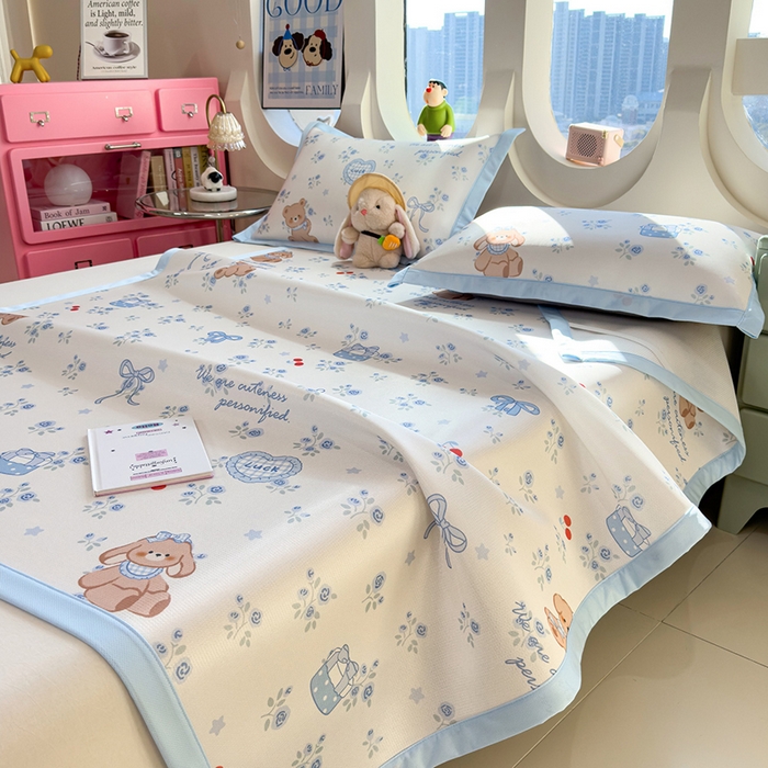 91家纺网 家纺一手货源 找家纺 丝羽坊 2026新款小版印花碳光冰丝凉席平铺款 蓝花熊语