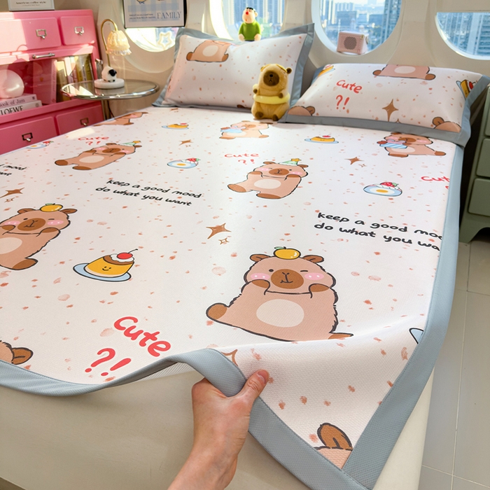 91家纺网 家纺一手货源 找家纺 丝羽坊 2026新款小版印花碳光冰丝凉席平铺款 卡皮元气