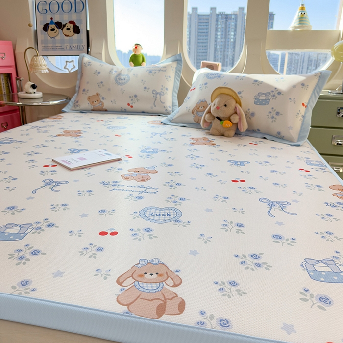 91家纺网 家纺一手货源 找家纺 丝羽坊 2026新款小版印花碳光冰丝凉席平铺款 蓝花熊语