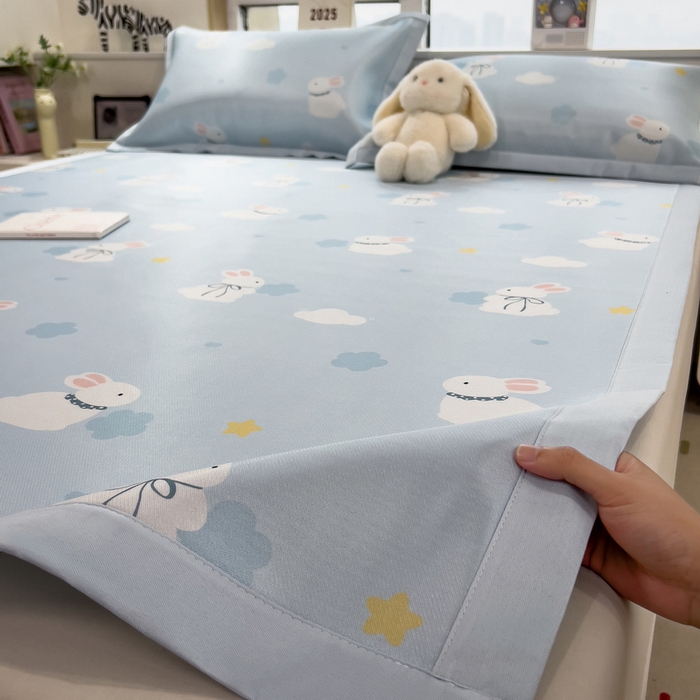 91家纺网 家纺一手货源 找家纺 丝羽坊 2026新款小版印花碳光冰丝凉席平铺款 兔宝