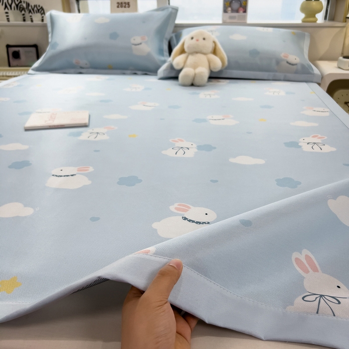 91家纺网 家纺一手货源 找家纺 丝羽坊 2026新款小版印花碳光冰丝凉席平铺款 兔宝