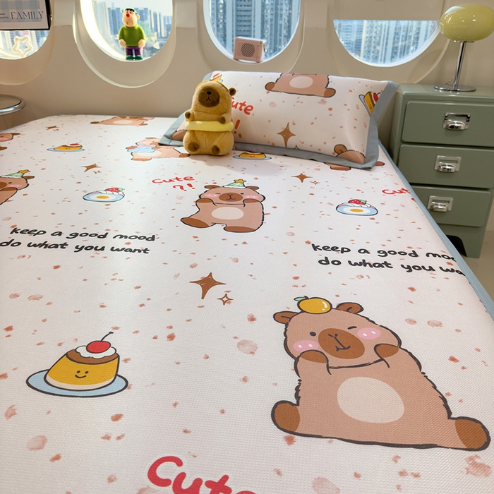 91家纺网 家纺一手货源 找家纺 丝羽坊 2026新款小版印花碳光冰丝凉席平铺款 卡皮元气