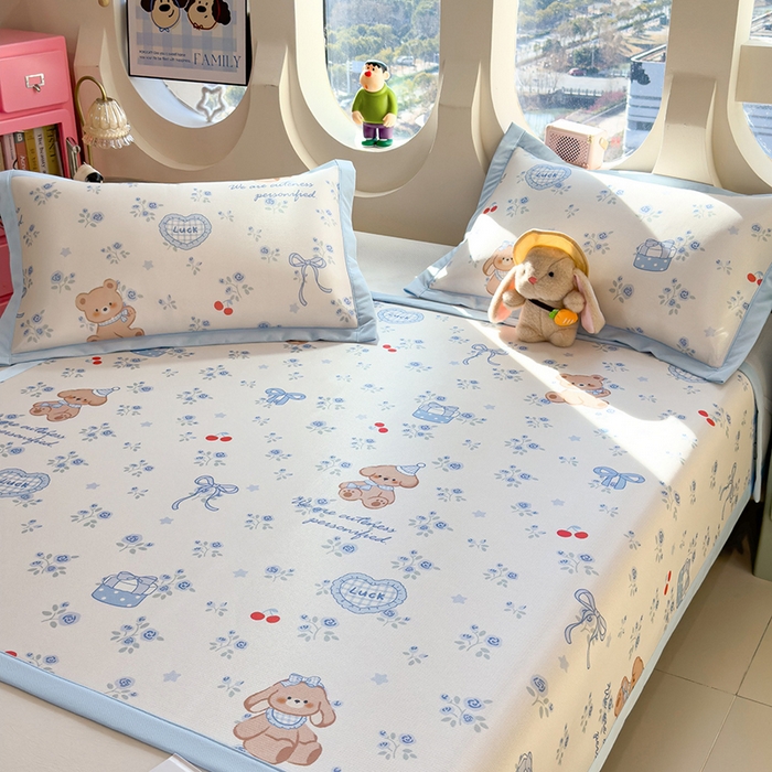 91家纺网 家纺一手货源 找家纺 丝羽坊 2026新款小版印花碳光冰丝凉席平铺款 蓝花熊语