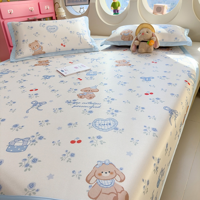 91家纺网 家纺一手货源 找家纺 丝羽坊 2026新款小版印花碳光冰丝凉席平铺款 蓝花熊语