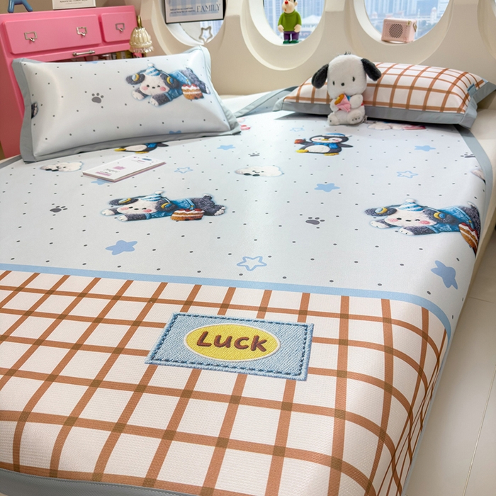 91家纺网 家纺一手货源 找家纺 丝羽坊 2026新款小版印花碳光冰丝凉席平铺款 幸运企鹅