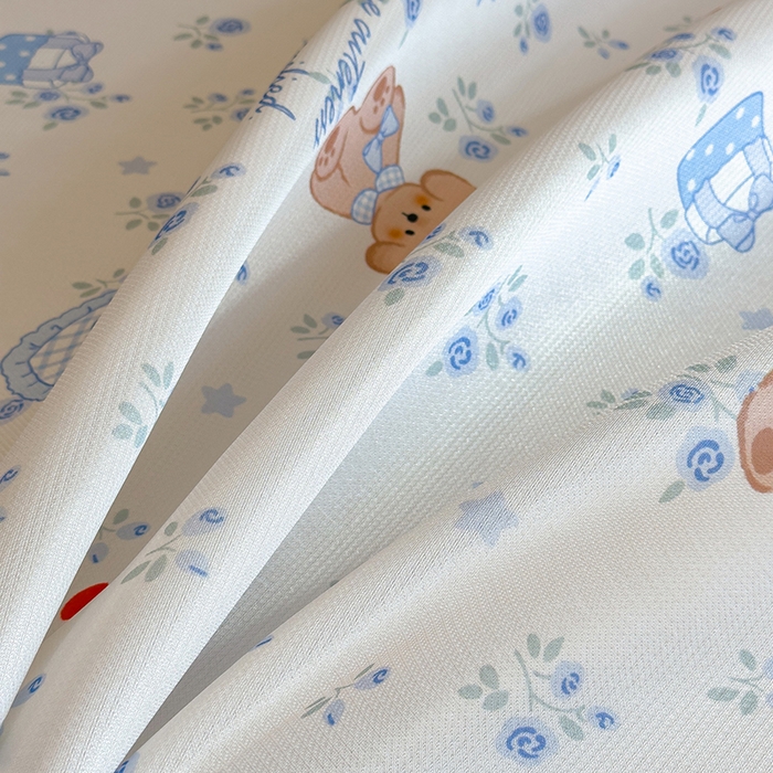 91家纺网 家纺一手货源 找家纺 丝羽坊 2026新款小版印花碳光冰丝凉席平铺款 蓝花熊语