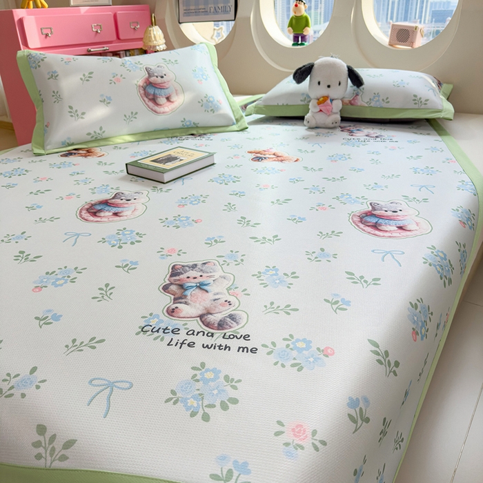 91家纺网 家纺一手货源 找家纺 丝羽坊 2026新款小版印花碳光冰丝凉席平铺款 猫叙花间