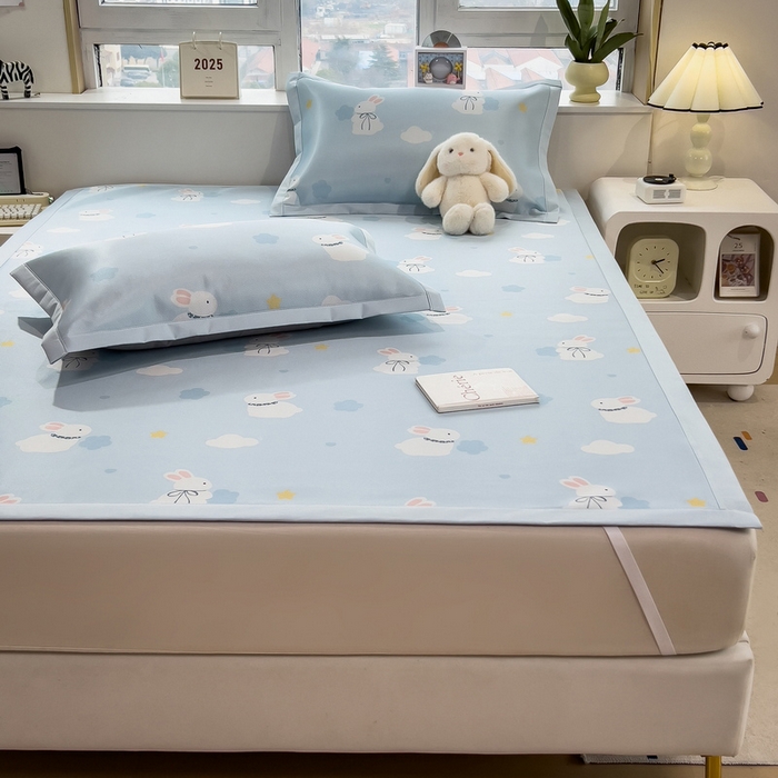 91家纺网 家纺一手货源 找家纺 丝羽坊 2026新款小版印花碳光冰丝凉席平铺款 兔宝