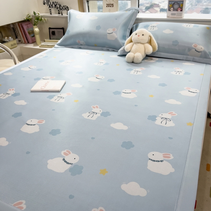 91家纺网 家纺一手货源 找家纺 丝羽坊 2026新款小版印花碳光冰丝凉席平铺款 兔宝