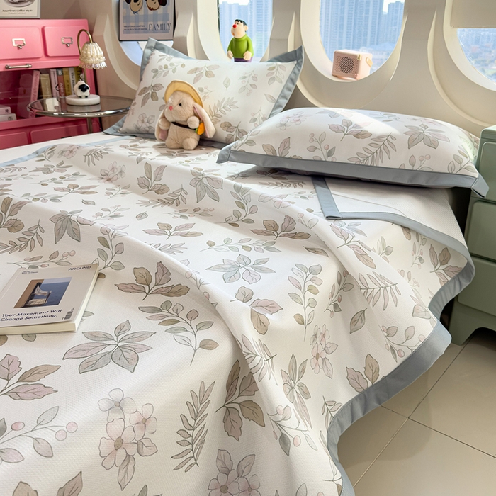 91家纺网 家纺一手货源 找家纺 丝羽坊 2026新款小版印花碳光冰丝凉席平铺款 叶伴繁花