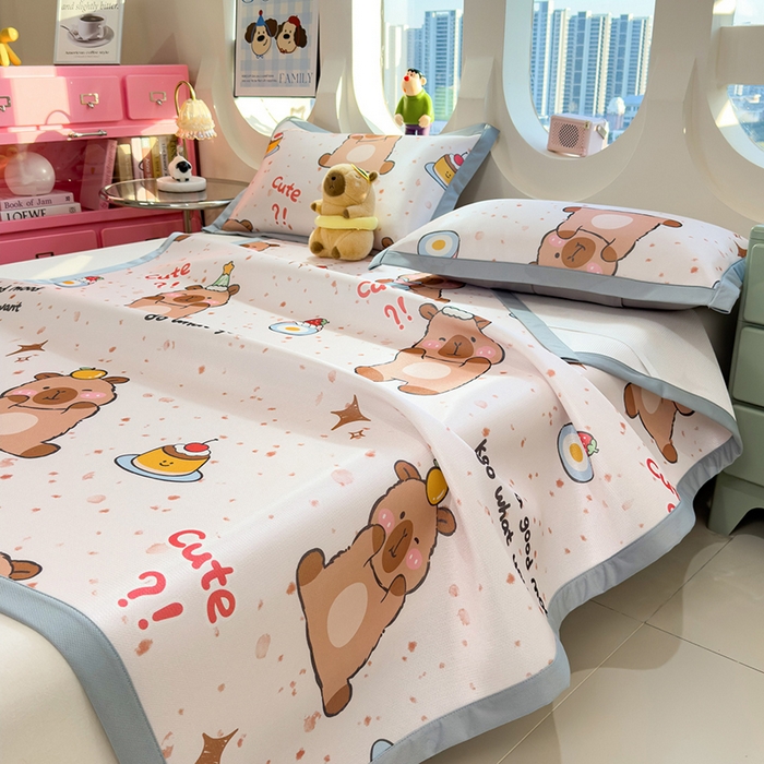 91家纺网 家纺一手货源 找家纺 丝羽坊 2026新款小版印花碳光冰丝凉席平铺款 卡皮元气