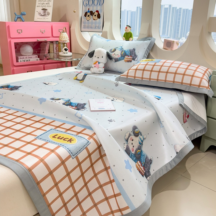 91家纺网 家纺一手货源 找家纺 丝羽坊 2026新款小版印花碳光冰丝凉席平铺款 幸运企鹅